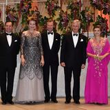 Zusammen mit Erbgroßherzog Guillaume, Großherzog Henri und Erbgroßherzogin Stéphanie posieren sie für ein Erinnerungsfoto.