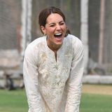 Herzogin Catherine kann beim Cricket Spielen vor Lachen nicht mehr an sich halten.