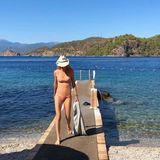 Hat Storm Keating, die Frau von Popstar Ronan Keating, etwa den Badeanzug vergessen? Nein, beim genaueren Hinsehen entpuppt sich das "nackte Nichts" als fleischfarbener Bikini. Auch wenn wir Natürlichkeit mögen, ein bisschen Farbe an den richtigen Stellen kann nicht schaden.