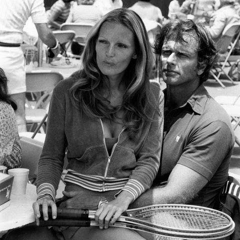 Die ehemalige "Miss Florida" Valerie Lundeen Ely (l.) ist von 1984 bis zu ihrem tragischen Tod mit dem "Tarzan"-Darsteller Ron Ely (r.) verheiratet. Mit dem Schauspieler hat die frühere Schönheitskönigin drei Kinder, zwei Töchter und einen Sohn. Am 15. Oktober 2019 ereignet sich auf dem Grundstück des Paares in Santa Barbara bei Los Angeles eine schreckliche Familientragödie: Als Polizisten zu dem Anwesen gerufen werden, finden sie Valerie leblos vor. Laut Berichten soll Cameron Ely, der Sohn des Paares, seine Mutter erstochen haben. Noch vor Ort kommt es zu einem Schusswechsel zwischen dem Tatverdächtigen und den Polizisten, dem der Sohn zum Opfer fällt. Die Hintergründe der Tat sind bislang noch unklar.