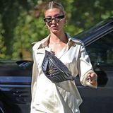 Morgens schnell im Pyjama Brötchen holen gehen – das könnte man meinen bei diesem Out-of-Bed-Look von Hailey Bieber. Weit gefehlt! Das Model setzt auf den Streetstyle-Look und kombiniert zum Satin-Look die sogenannte "Fanny Bag“ - hier im Model "New Wave Bum Bag“ von Louis Vuitton.