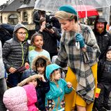 Königin Mathilde wird von kleinen Fans begrüßt.