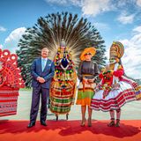 17. Oktober 2019  Am vierten Tag ihrer Reise durch Indien werden König Willem-Alexander und Königin Máxima am Cochin Flughafen im Bundestaat Kerala farbenfroh empfangen.