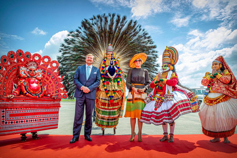 17. Oktober 2019 Am vierten Tag ihrer Reise durch Indien werden König Willem-Alexander und Königin Máxima am Cochin Flughafen im Bundestaat Kerala farbenfroh empfangen. 17. Oktober 2019 Am vierten Tag ihrer Reise durch Indien werden König Willem-Alexander und Königin Máxima am Cochin Flughafen im Bundestaat Kerala farbenfroh empfangen.