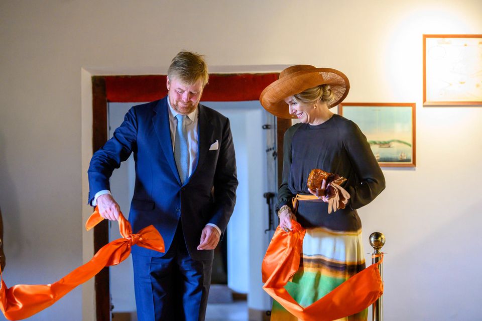 17. Oktober 2019 Im Anschluss geht es für Willem-Alexander und Máxima in den "Dutch Palace" in Mattancherry, der unter anderem Porträts und Exponate der Rajas von Cochin beherbergt. Beim Betreten der Ausstellungsräume wird das Königspaar gebührend begrüßt. 17. Oktober 2019 Im Anschluss geht es für Willem-Alexander und Máxima in den "Dutch Palace" in Mattancherry, der unter anderem Porträts und Exponate der Rajas von Cochin beherbergt. Beim Betreten der Ausstellungsräume wird das Königspaar gebührend begrüßt.