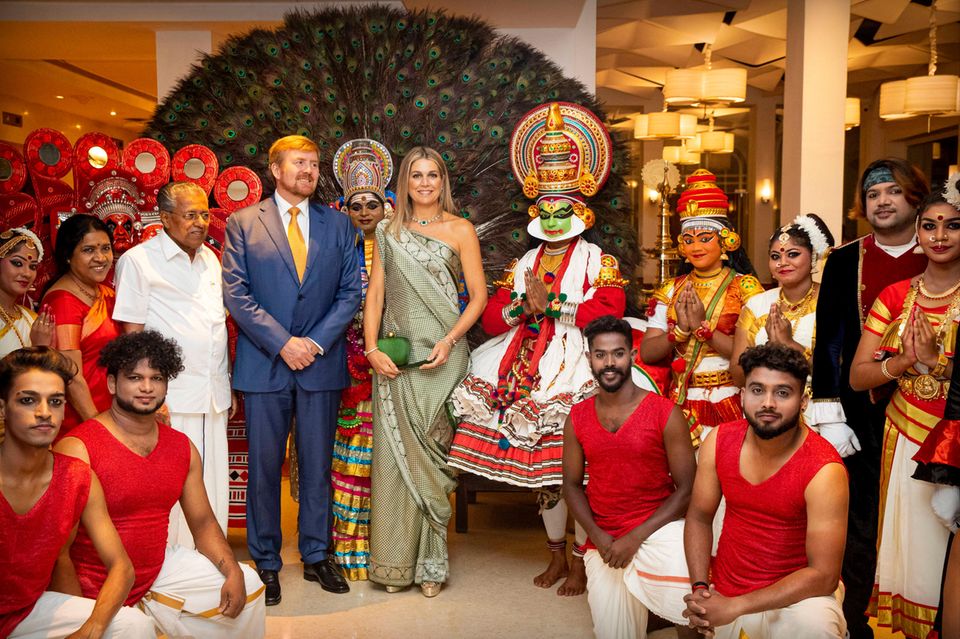 17. Oktober 2019 Beim feierlichen Dinner mit den Behörden des Kerala Staats neigt sich der Tag dem Ende zu. Königin Máxima glänzt dabei wunderschön in einem traditionell indischen Sari. 17. Oktober 2019 Beim feierlichen Dinner mit den Behörden des Kerala Staats neigt sich der Tag dem Ende zu. Königin Máxima glänzt dabei wunderschön in einem traditionell indischen Sari.