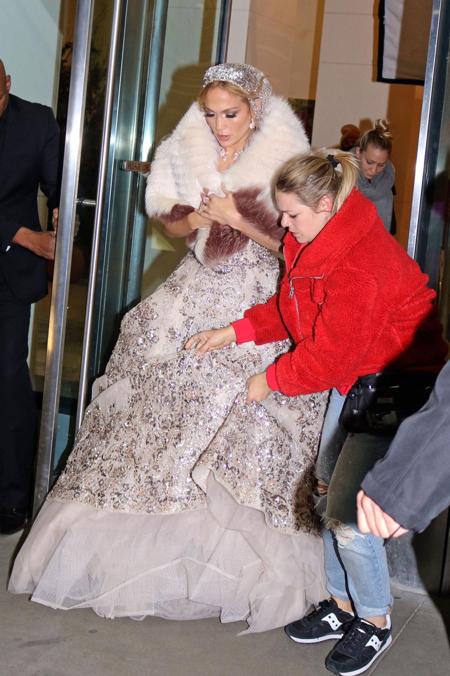 ... es ist Jennifer Lopez, die für ihren neuen Film "Marry Me" mit Owen Wilson und Maluma vor der Kamera steht. Das opulente Hochzeitskleid, mit traumhafter Schleppe und zahlreichen Glitzerapplikationen macht schon jetzt Lust auf die Rom-Com mit Superstar Jennifer Lopez.  