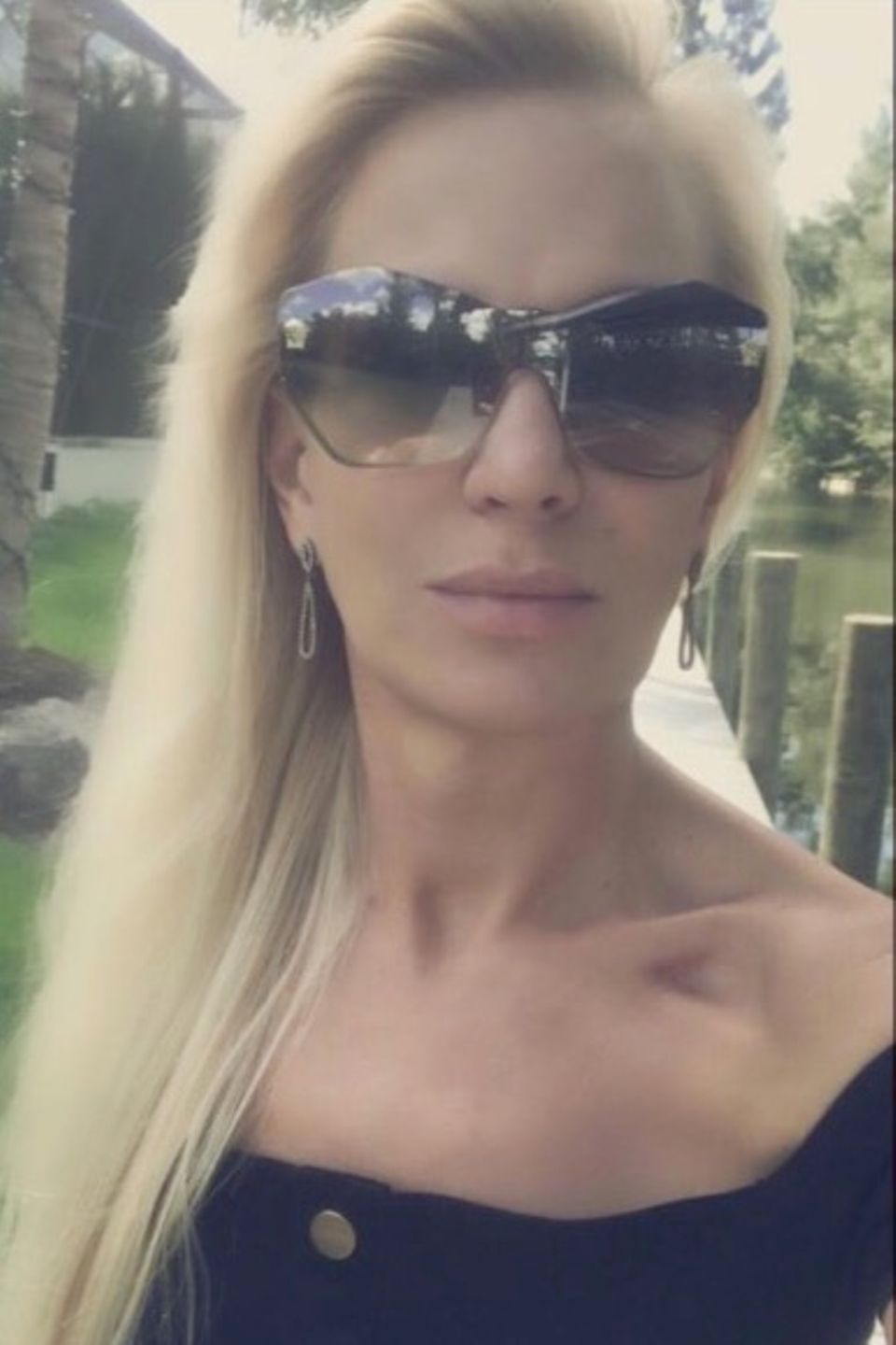 Claudia Norberg, Ex von Michael Wendler setzt auf eine auffällige Sonnenbrille von Versace (ca. 235 Euro). Aber eine andere trägt sie jetzt auch…