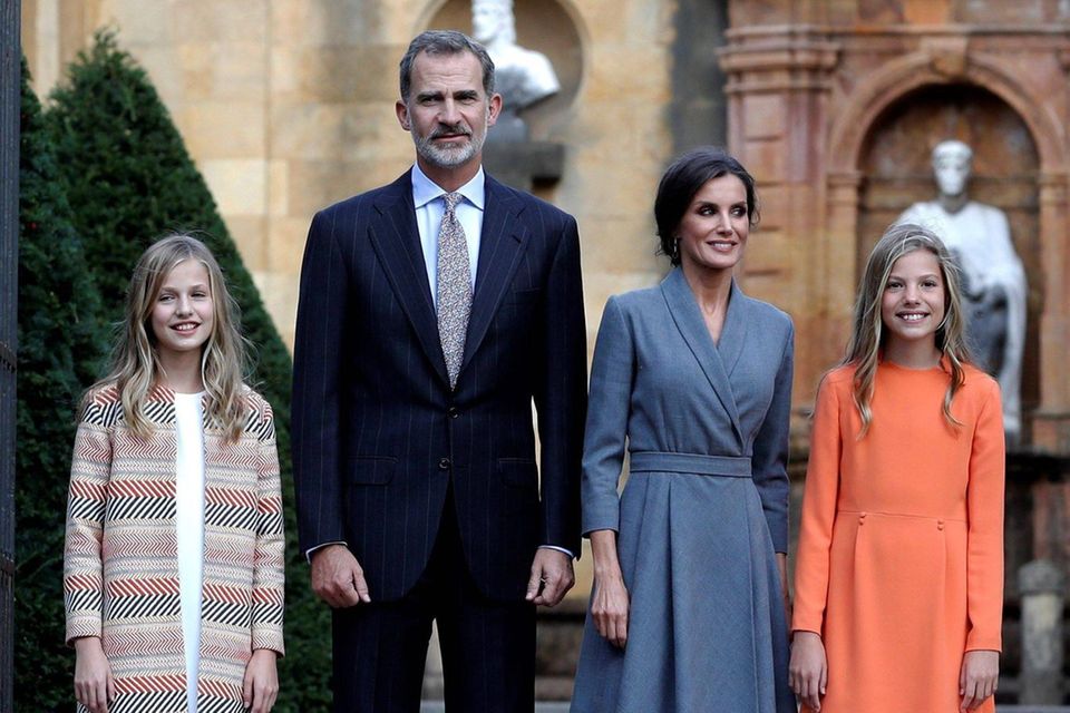 Royal-News: 17. Oktober 2019 Zu Beginn der Feierlichkeiten anlässlich der Prinzessin-von-Asturien-Preise werden Prinzessin Leonor, König Felipe, Königin Letizia und Prinzessin Sofía in Oviedo im Fürstentum Asturien begrüßt. 17. Oktober 2019 Zu Beginn der Feierlichkeiten anlässlich der Prinzessin-von-Asturien-Preise werden Prinzessin Leonor, König Felipe, Königin Letizia und Prinzessin Sofía in Oviedo im Fürstentum Asturien begrüßt.