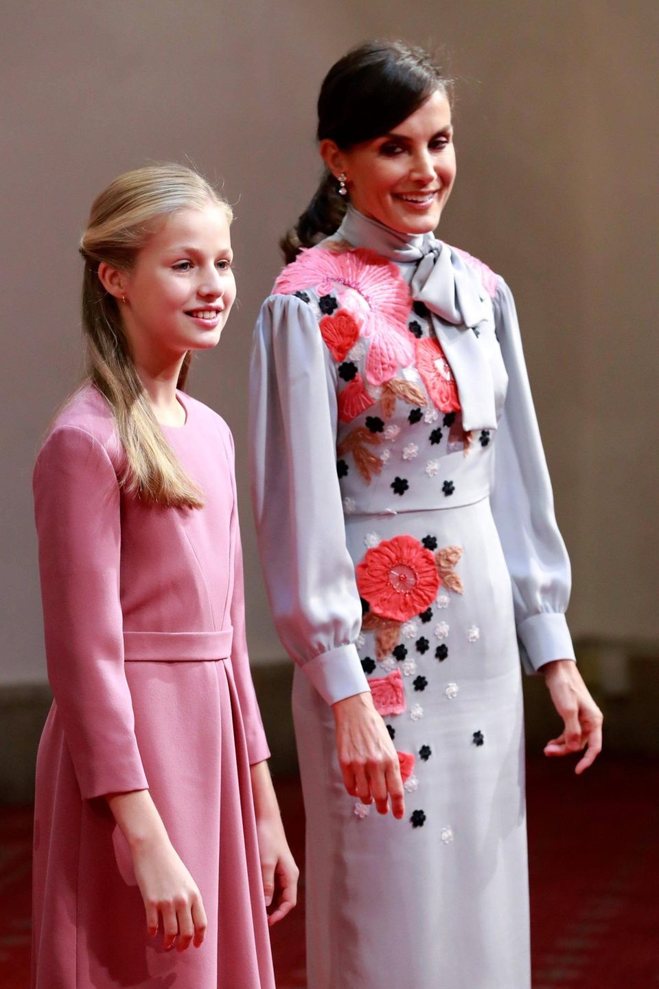 18. Oktober 2019 Im Rahmen der Vergabe der Prinzessin-von-Asturien-Preise findet im Hotel Reconquista in Oviedo eine Audienz der spanischen Königsfamilie statt. Königin Letizia ist an der Seite ihrer Tochter Leonor, die an diesem Abend ihr Debüt geben wird. 18. Oktober 2019 Im Rahmen der Vergabe der Prinzessin-von-Asturien-Preise findet im Hotel Reconquista in Oviedo eine Audienz der spanischen Königsfamilie statt. Königin Letizia ist an der Seite ihrer Tochter Leonor, die an diesem Abend ihr Debüt geben wird.