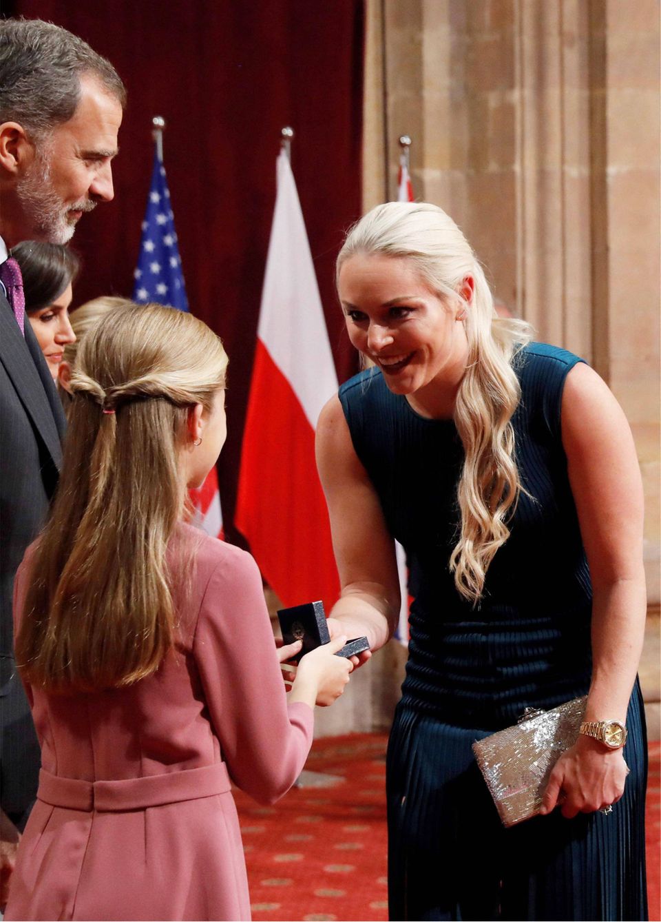 Die spanische Kronprinzessin begrüßt die ehemalige US-amerikanische Skirennläuferin Lindsey Vonn, die an diesem Tag ihren 35. Geburtstag feiert. Die spanische Kronprinzessin begrüßt die ehemalige US-amerikanische Skirennläuferin Lindsey Vonn, die an diesem Tag ihren 35. Geburtstag feiert.