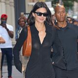 Der Mond, der treue Begleiter bei Nacht – bei Kendall Jenner sogar den ganzen Tag. Als lässiges It-Piece trägt sie ihre „Large Moon Bag“ von Staud um die Schulter. Sie ist aber auch ein wahrer Hingucker, insbesondere zum schwarzen Blusenkleid und High-Boots.