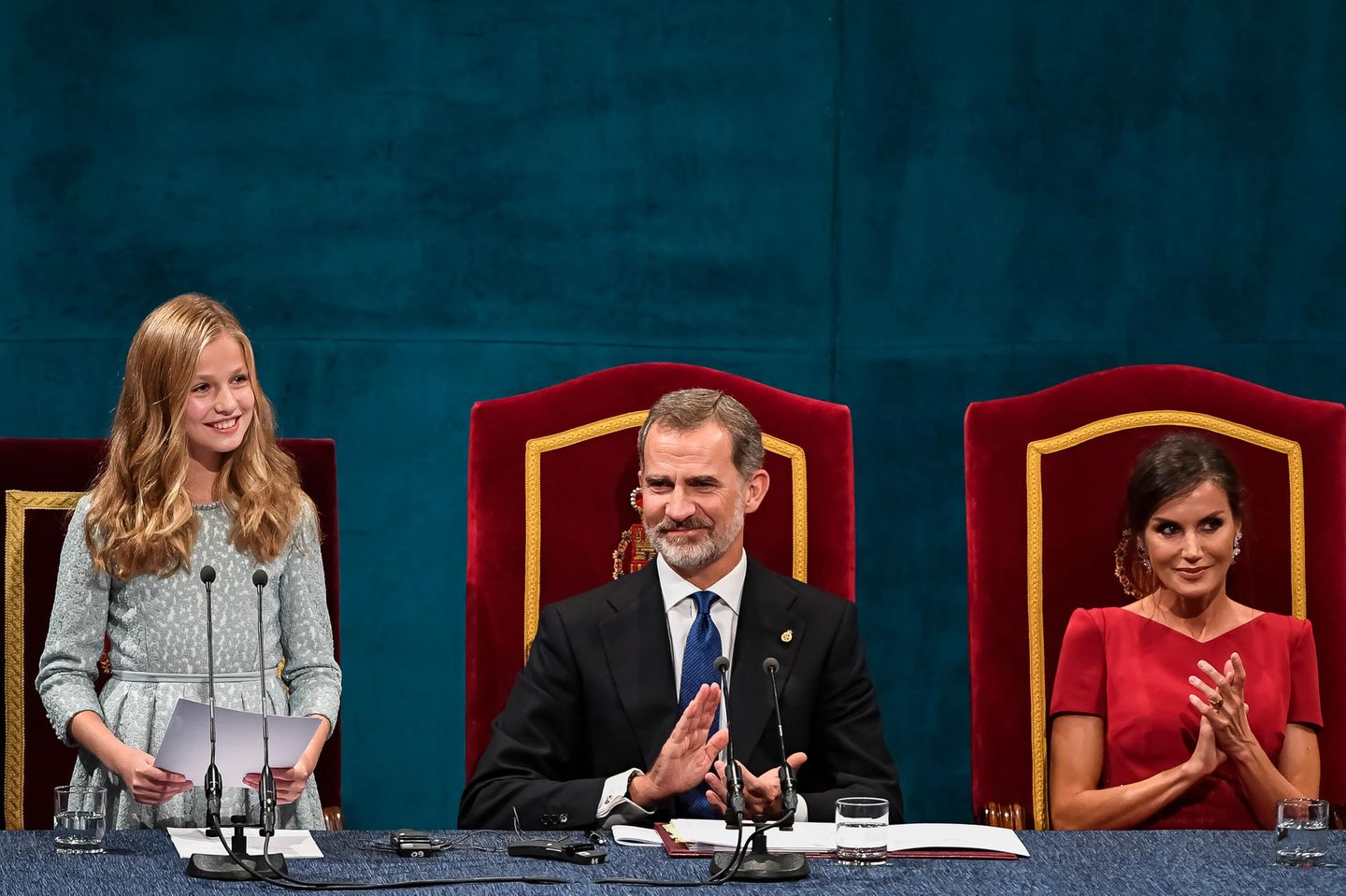 Prinzessin Leonor mit Papa König Felipe und Mama Königin Letizia von Spanien bei den Prinzessin-von-Asturien-Preisen 2019.