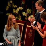 König Felipe, Königin Letizia und Prinzessin Sofia können auf Kronprinzessin Leonor stolz sein! Im Rahmen der Prinzessin-von-Asturien-Preise hält die junge Thronfolgerin am Abend des 18. Oktober eine beeindruckende Rede vor großem Publikum. Damit tritt die 13-Jährige in die Fußstapfen ihres Vaters, der im gleichen Alter im Jahr 1981 zum ersten Mal offiziell vor das Mikro trat. Die Prinzessin-von-Asturien-Preise werden jährlich in Oviedo, der nordspanischen Hauptstadt des Fürstentums Asturien, überreicht. Sie gelten als "spanische Version der Nobelpreise" und sind mit 50.000 Euro dotiert. 