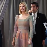 Business-Look a la Ivanka Trump: Die First Daughter zeigt sich bei einer Diskussion in der World Bank in Washington in einem bunt karierten Midi-Kleid des Labels Rosie Assoulin (ca. 1.800 Euro). Ein nicht so typisches Outfit für Ivanka Trump ... 