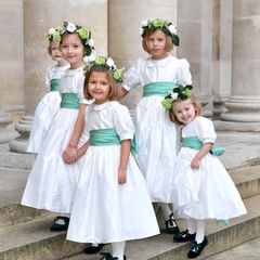 Die niedlichen Blumenmädchen tragen Kränze im Haar und erinnern mit ihren Kleidchen und dem mintgrünen Schleifen ein wenig an die Blumenkinder der Hochzeit von Prinzessin Eugenie und Jack Brooksbank.