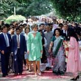 Prinzessin Diana wählte für ihren Besuch im Kinnaird College in Lahore ein Kombination aus Rock und Mantel, die dem Look von Herzogin Kate durchaus ähnelt. Diana verzichtete allerdings auf eine Hose. Einen Schal trug sie ebenfalls über ihre Schulter. 