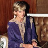 Prinzessin Diana trägt bei ihrem Besuch in Pakistan eine violette Variante des traditionellen Gewands. Die Stickereien sind in edlem Gold gehalten.