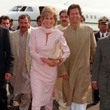 Ganz traditionell wählt auch Prinzessin Diana für ihre Ankunft in Lahore ein Salwar Kamiz, ebenfalls in hellen Tönen. Diana wählt jedoch einen Rosaton und kein Weiß.