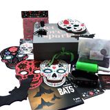 Haben Sie schon die perfekten Accessoires und gruselige Deko für die ultimative Halloween-Party parat? Der Onlineshop Partybox.de könnte da Abhilfe schaffen. Die "Dia de los Muertos"-Partybox ist perfekt für alle, die Halloween gerne etwas farbenfroher verbringen. Ca. 119 Euro.