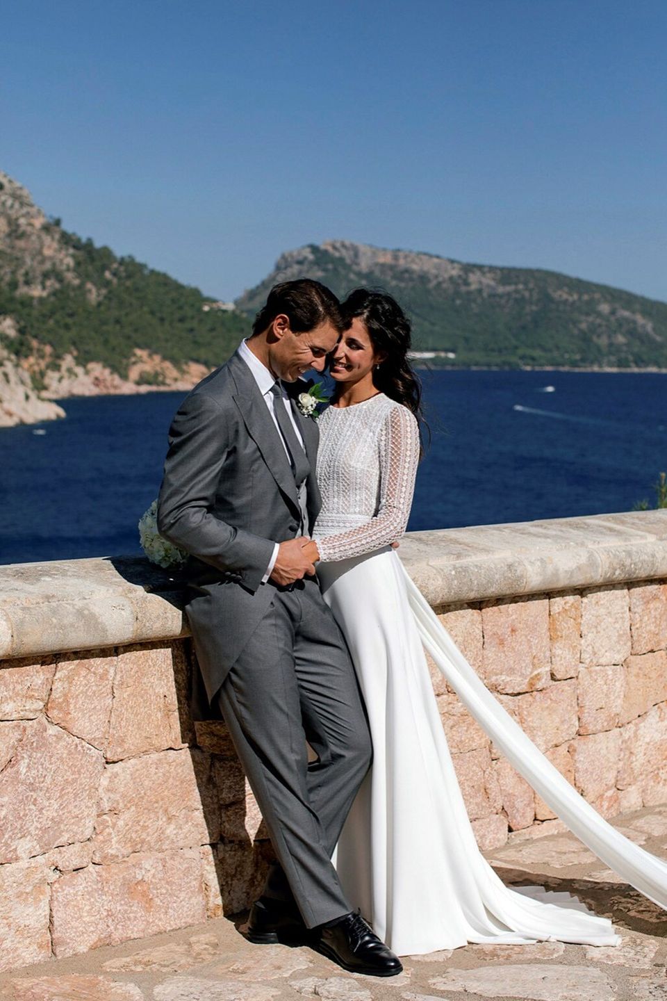 Rafael Nadal hat seine Jugendfreundin Xisca auf Mallorca geheiratet. Sie trägt ein Haute Couture-Kleid vom Label "Rosa Clará", das oben mit Spitze und unten mit fließendem Stoff bezaubert.