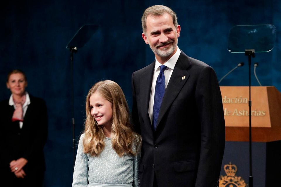 Prinzessin Leonor mit Papa König Felipe bei dem Prinzessin-von-Asturien-Preisen 2019.