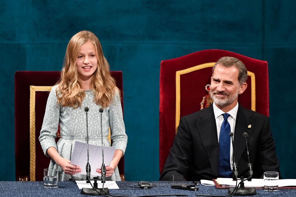 Prinzessin Leonor während ihrem Rede-Debüt bei den Asturien-Preisen 2019. König Felipe ist sichtlich stolz auf seine Tochter.