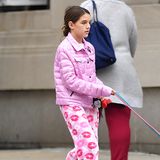 Hochpreisige Designer-Taschen, edle Pumps und büro-taugliche Blazer sind schon seit langem essentieller Bestandteil von Suri Cruise Kleiderschrank. Umso schöner, wenn wir die 13-Jährige Tochter von Katie Holmes auch mal ganz und gar nicht ladylike auf den Straßen New Yorks erblicken. Mit Kussmund-Pyjama-Hose und flauschigen UGGs zeigt sie uns das hübsche 13-Jährige Mädchen, dessen Lieblingsfarbe eindeutig Pink ist. 