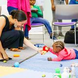 Herzogin Meghan, die selbst frisch gebackene Mama ist, zeigt sich ganz entzückt, als sie bei der Organisation "mothers2mothers" in Kapstadt mit einem kleinen Mädchen in Kontakt kommt. Meghan hat bei der offiziellen Afrika-Reise auch jeden Grund zu strahlen, denn das erste Mal reist auch ihr kleiner Sohn Archie mit.