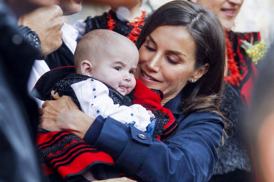 Als Königin Letizia mit ihrer Familie bei Besuch und Auszeichnung des "Musterdorf von Asturien 2019" in Asiegu diesen royalen Mini-Fan trifft, mag sie ihn gar nicht mehr loslassen. Als Königin Letizia mit ihrer Familie bei Besuch und Auszeichnung des "Musterdorf von Asturien 2019" in Asiegu diesen royalen Mini-Fan trifft, mag sie ihn gar nicht mehr loslassen.