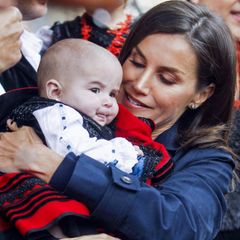 Als Königin Letizia mit ihrer Familie bei Besuch und Auszeichnung des "Musterdorf von Asturien 2019" in Asiegu diesen royalen Mini-Fan trifft, mag sie ihn gar nicht mehr loslassen. 