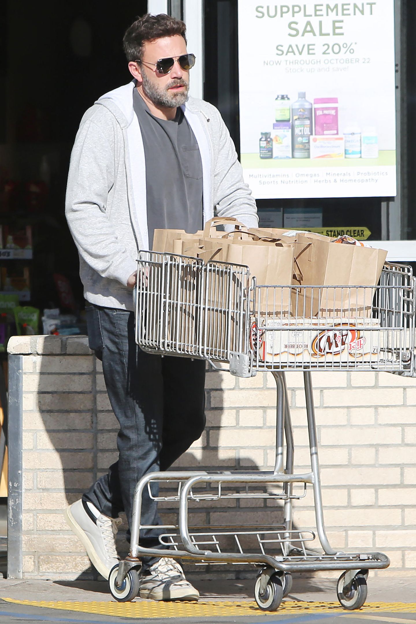 Auch ein Hollywood-Star geht mal shoppen. Lässig schiebt Ben Affleck seine Einkäufe aus dem Supermarkt. Schade, dass wir nicht genau erkennen können, was es heute zu essen gibt.