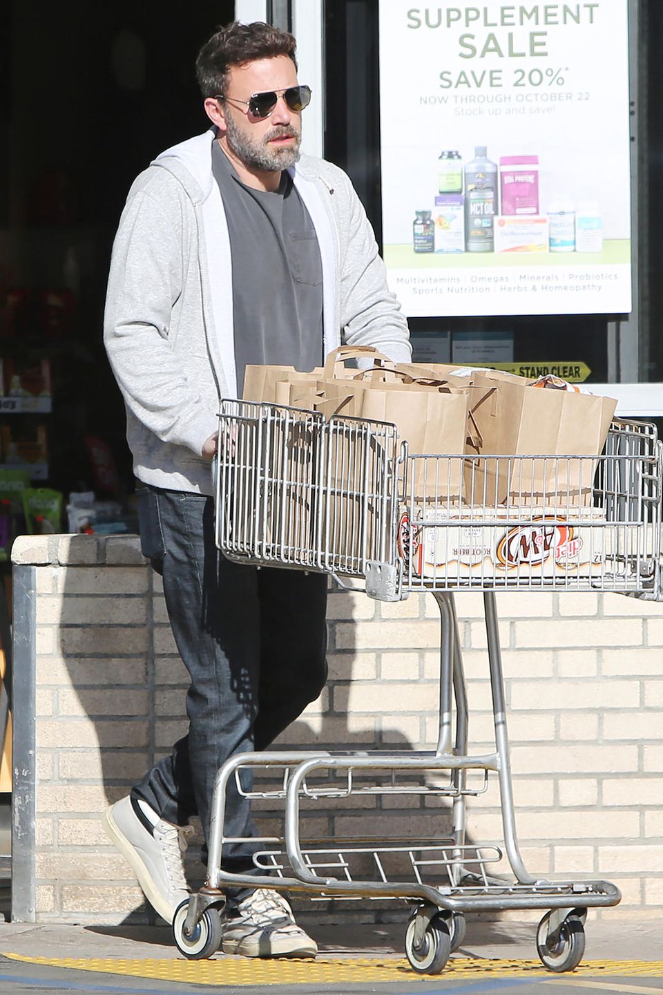 Auch ein Hollywood-Star geht mal shoppen. Lässig schiebt Ben Affleck seine Einkäufe aus dem Supermarkt. Schade, dass wir nicht genau erkennen können, was es heute zu essen gibt. Auch ein Hollywood-Star geht mal shoppen. Lässig schiebt Ben Affleck seine Einkäufe aus dem Supermarkt. Schade, dass wir nicht genau erkennen können, was es heute zu essen gibt.