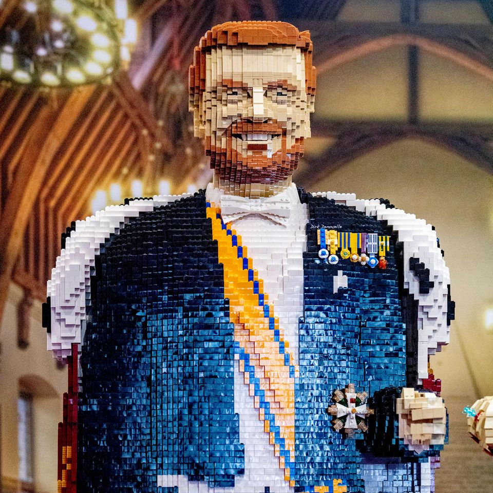 Passend zu seinem neuen Look gibt es jetzt auch in der Utrechter "Lego World" König Willem-Alexander mit Bart zu sehen.