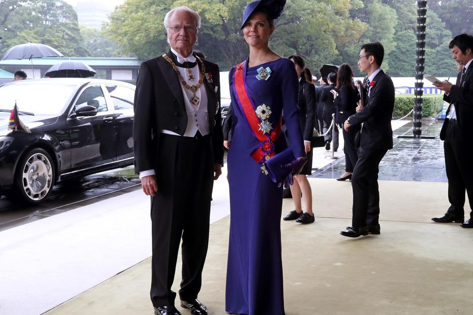 König Carl Gustaf und Prinzessin Victoria nehmen für Schweden an der Inthronisierung teil.