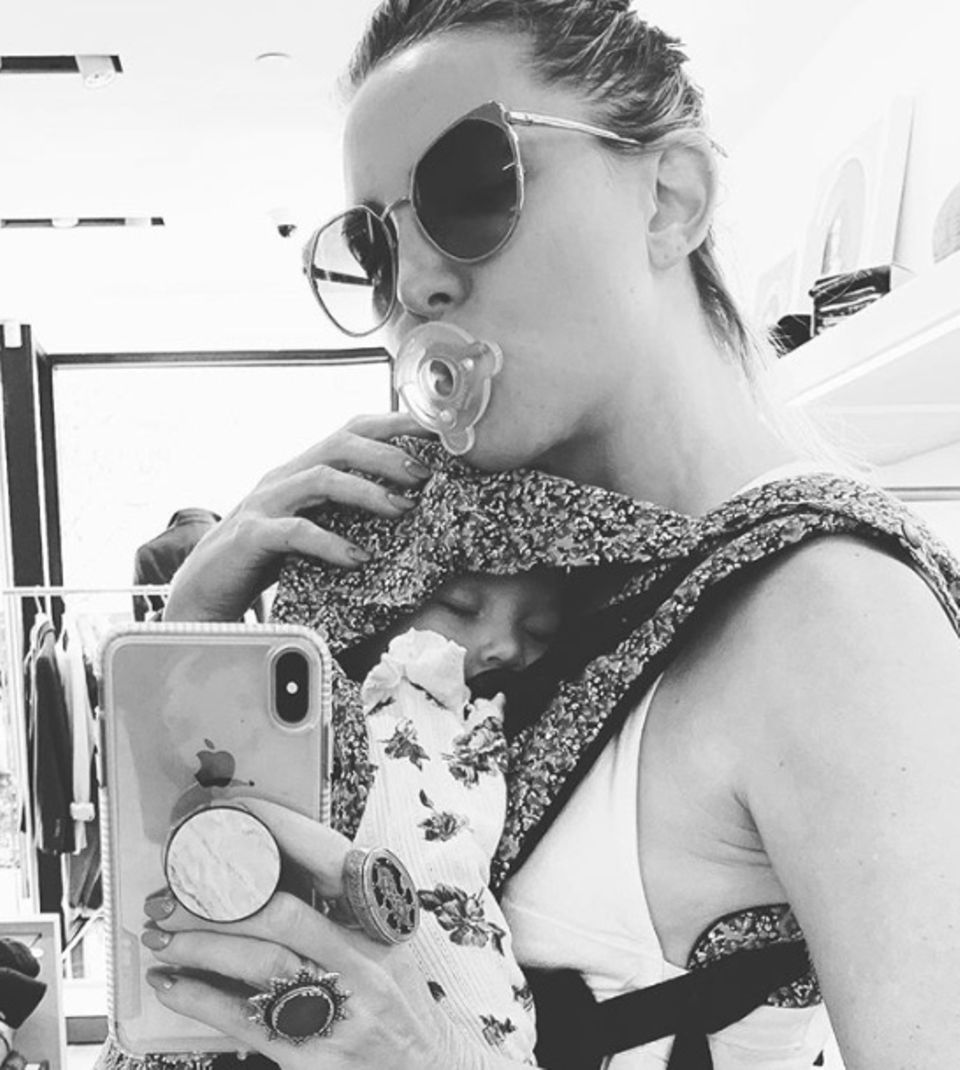 22. Oktober 2019 Mit Schnuller im Mund und ihrer schlafenden Tochter auf der Brust wirkt Kate Hudson ziemlich entspannt während ihrer Shopping-Tour. Da bleibt auch noch Zeit für ein süßes Selfie. 22. Oktober 2019 Mit Schnuller im Mund und ihrer schlafenden Tochter auf der Brust wirkt Kate Hudson ziemlich entspannt während ihrer Shopping-Tour. Da bleibt auch noch Zeit für ein süßes Selfie.