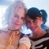 Nicole Kidman und ihre Schwester Antonia schießen noch schnell ein Halloween-Selfie bevor die Familienfeier startet.
