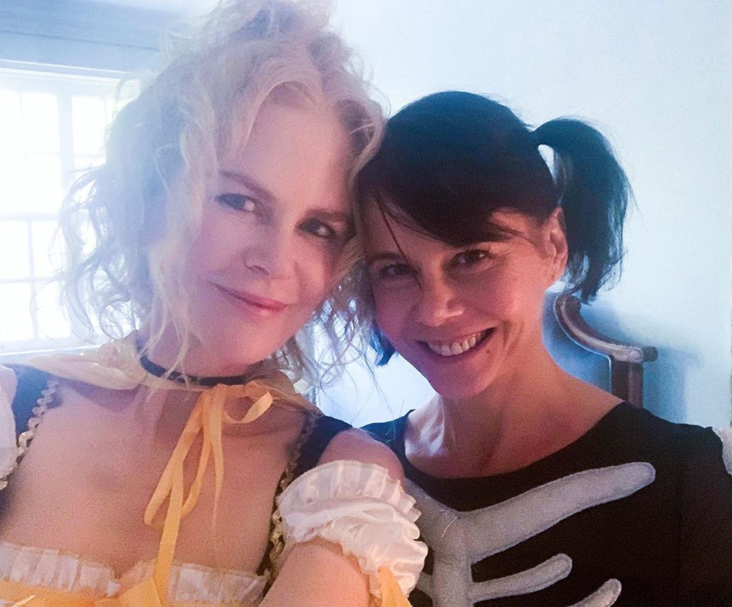 Nicole Kidman und ihre Schwester Antonia schießen noch schnell ein Halloween-Selfie bevor die Familienfeier startet.