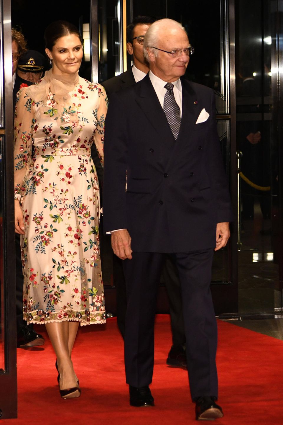 Auch am zweiten Tag zeigen sich die Royals anlässlich der Inthronisierung von Kaiser Naruhito in Tokio von ihrer stylischen Seite: Prinzessin Victoria wählt ein aufwendig besticktes rosefarbenes Kleid mit Satin- und Transparent-Elementen des Labels Sjöstedt. 