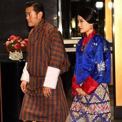 Ebenfalls festlich und vor allem auch in traditioneller Robe erscheinen König Jigme von Bhutan und Königin Jetsun zum Cocktailempfang für ausländische royale Gäste. 