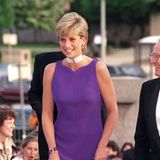 Denn auch Prinzessin Diana setzte 1996 bei einem Auftritt in Chicago auf ein Kleid in Lila – ihre Robe stammt aus dem Hause Versace.