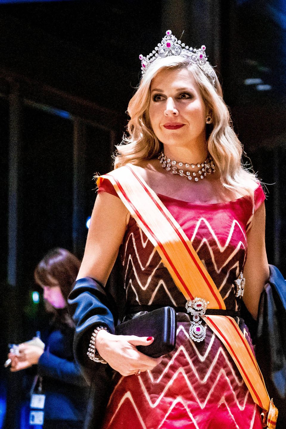 Auch Königin Máximas Haupt ziert ein wunderschönes Diadem: Das Schmuckstück hat eine sehr klassische Tiara-Form mit Reihen von Diamanten, die zwischen den größeren Elementen aufgehängt sind. Die holländische Rubintiara wurde 1889 von der berühmten französischen Schmuckfirma Mellerio dits Meller für die niederländische Königin Emma als Teil einer größeren Sammlung gefertigt und wird seitdem von den niederländischen Königinnen getragen. Auch Königin Máximas Haupt ziert ein wunderschönes Diadem: Das Schmuckstück hat eine sehr klassische Tiara-Form mit Reihen von Diamanten, die zwischen den größeren Elementen aufgehängt sind. Die holländische Rubintiara wurde 1889 von der berühmten französischen Schmuckfirma Mellerio dits Meller für die niederländische Königin Emma als Teil einer größeren Sammlung gefertigt und wird seitdem von den niederländischen Königinnen getragen.