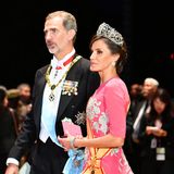 Königin Letizia von Spanien erscheint zur Krönung des Kaisers von Japan mit einem auffällig fuchsiafarbenen Kleid, das alle Blicke auf sich zog. Aber auch ihr hochkarätiges Diadem mit dem Namen "Fleur de Lys" gilt als eines der schönsten der spanischen Königsjuwelen und trägt den Spitznamen "La Buena" oder "das Gute". Das eindrucksvolle Diadem besteht aus Platin, das mit mehr als 500 einzelnen Diamanten besetzt ist. Es zeigt das Wahrzeichen der Familie von König Alfonso.