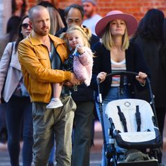 23. Oktober 2019  "Breaking Bad"-Star Aaron Paul genießt den Tag beim gemeinsamen Stadtbummel mit Töchterchen Story Annabelle und Frau Lauren Parsekian.