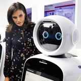 24. Oktober 2019  Bei ihrem Besuch in Südkorea besucht Königin Letizia auch das Forschungs- und Entwicklungszentrum des Elektronikunternehmens LG, um sich über Innovationen in den Bereichen Robotik, Energieeinsparung, Automobil, Smart Home und künstliche Intelligenz zu informieren. Der Roboter im LG Sciencepark in Seoul erntet von der spanischen Königin jedoch einen eher misstrauischen Blick.