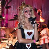 Gerda Lewis strahlt als blutige Königin auf der "Wonderland after Dark"-Party.