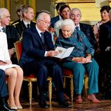 König Albert und Königin Paola studieren, bevor es richtig los geht, das Geburtstagsprogramm.