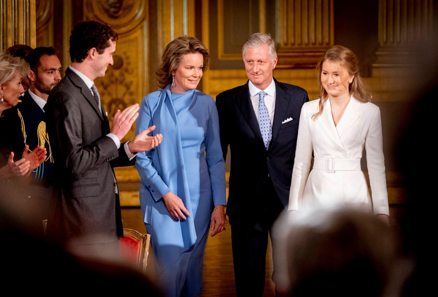 Der 25. Oktober 2019 ist ein besonderer Tag im belgischen Königshaus, denn Kronprinzessin Elisabeth feiert ihren 18. Geburtstag. Die Zeremonie findet im Königlichen Palast in Brüssel statt, und Elisabeth und ihre Eltern Königin Mathilde und König Philippe werden mit großem Applaus empfangen.