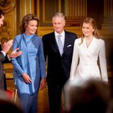 Der 25. Oktober 2019 ist ein besonderer Tag im belgischen Königshaus, denn Kronprinzessin Elisabeth feiert ihren 18. Geburtstag. Die Zeremonie findet im Königlichen Palast in Brüssel statt, und Elisabeth und ihre Eltern Königin Mathilde und König Philippe werden mit großem Applaus empfangen.