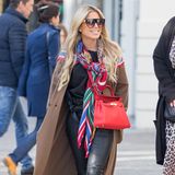 Sylvie Meis hat beim SemperOpernball mit ihrer Garderobe für Furore gesorgt. Bei diesem Outfit hat sie aber alles richtig gemacht. Ihren eher schlicht gehaltenen Alltagslook verleiht sie mit der farbenfrohen "Kelly"-Bag von Hermès Pep.  